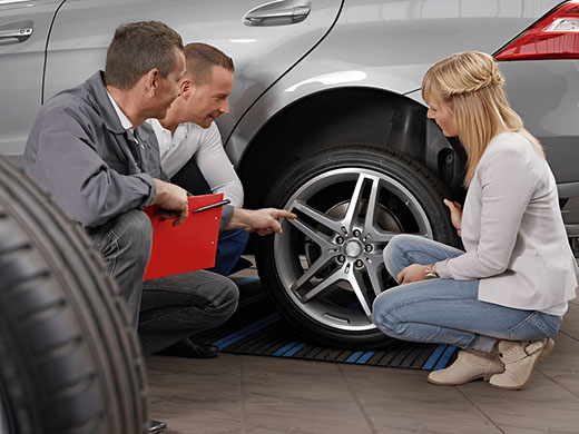 Bilägare får råd av Bilakuten Svalöv - FAQ