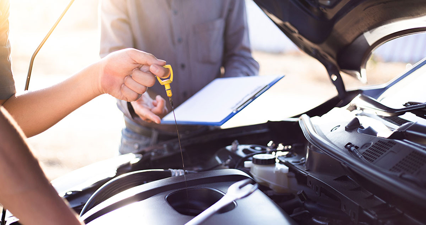 Förbesiktning av bil i verkstad